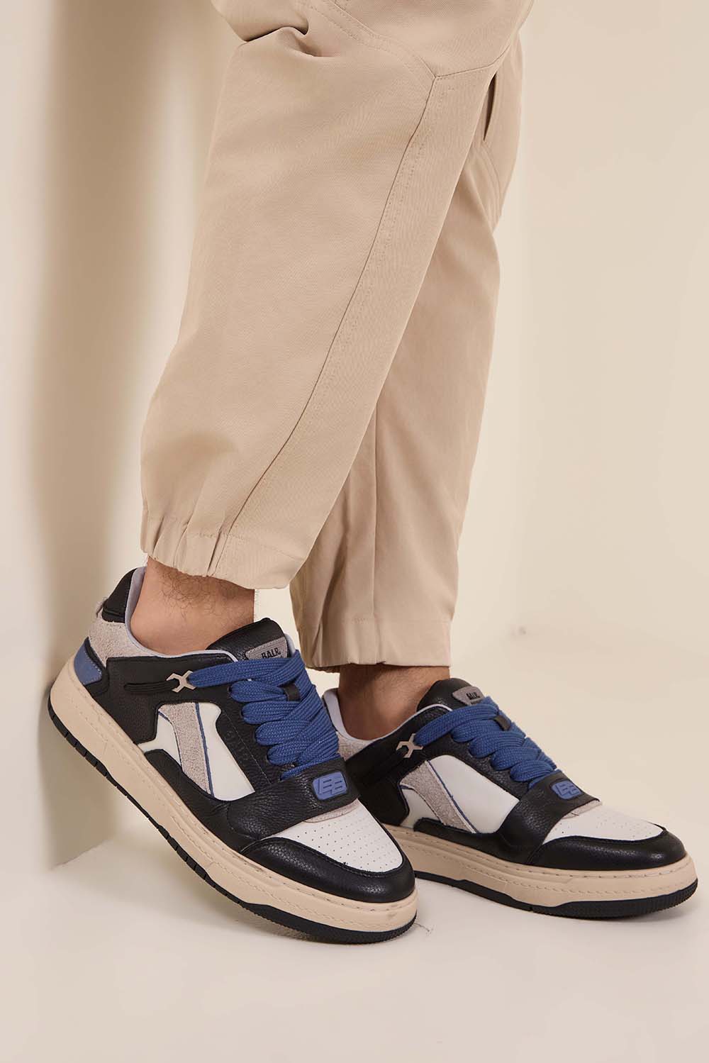 תמונת כל הלוק של נעלי סניקרס